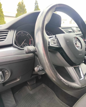 Skoda Superb cena 61900 przebieg: 299000, rok produkcji 2018 z Warszawa małe 301
